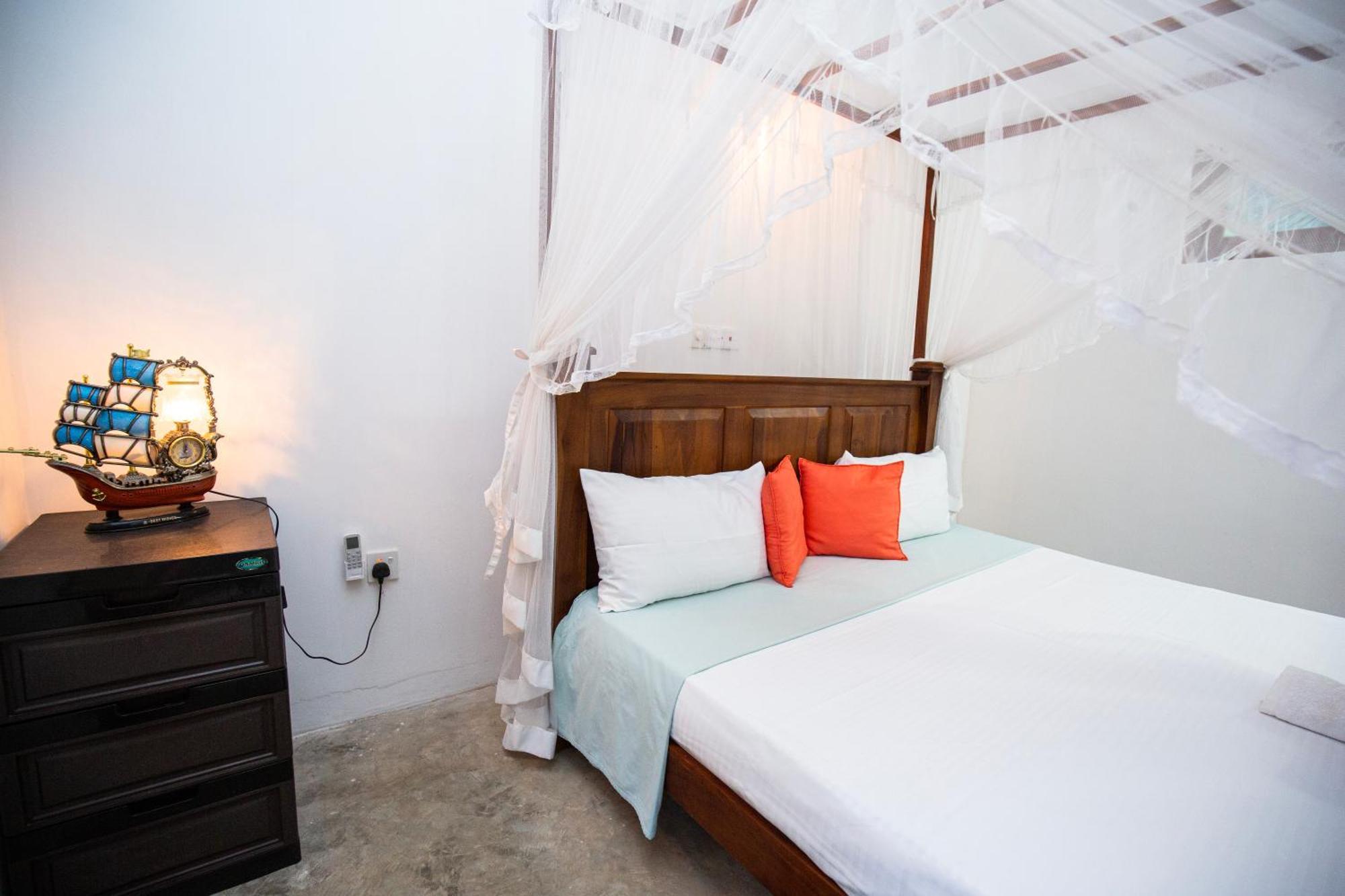 Turtle Lamp Hotel Unawatuna Room photo