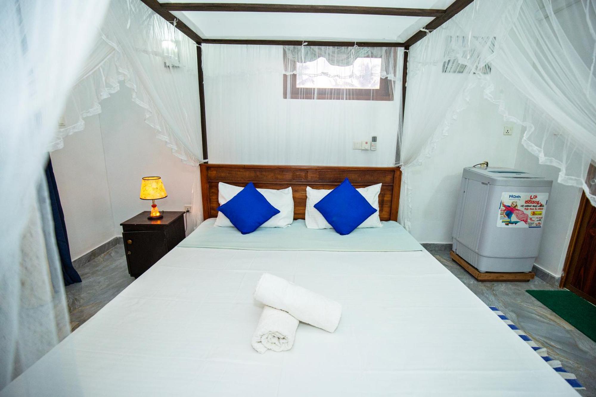 Turtle Lamp Hotel Unawatuna Room photo