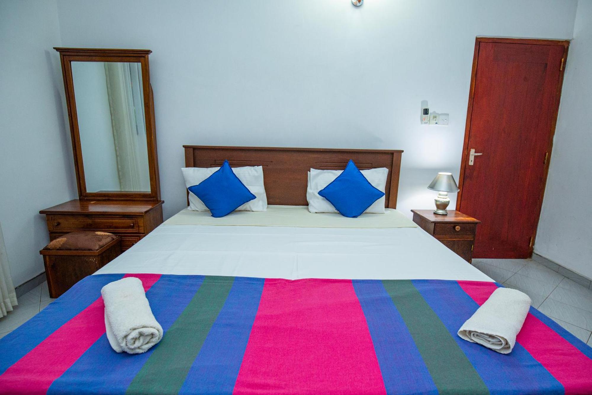 Turtle Lamp Hotel Unawatuna Room photo